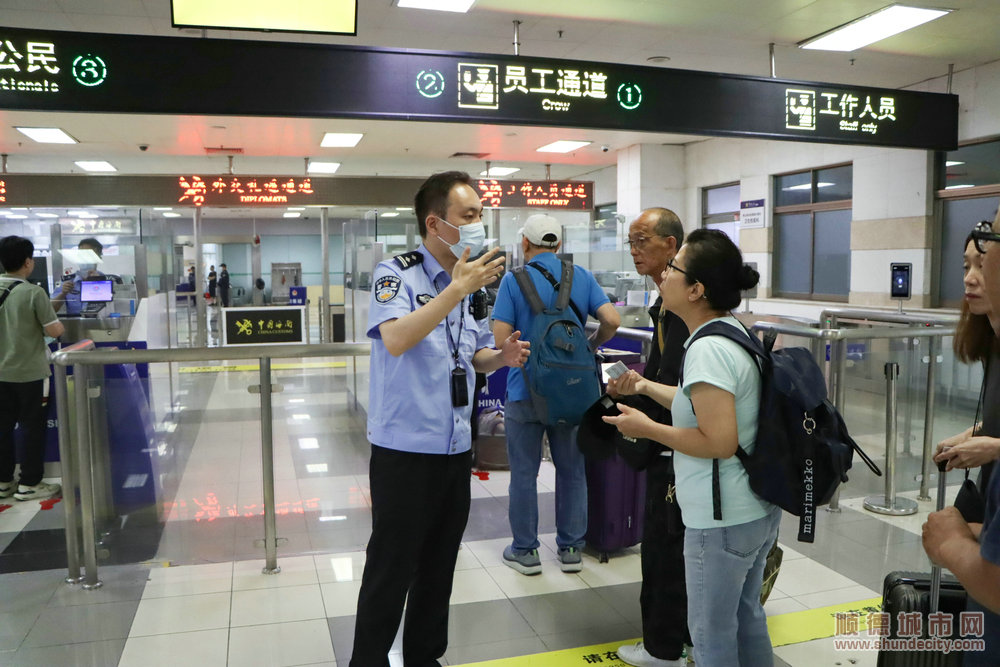 顺德边检站为返乡祭祖的香港居民安排通晓粤语的执勤民警提供“乡音”专属引导.JPG